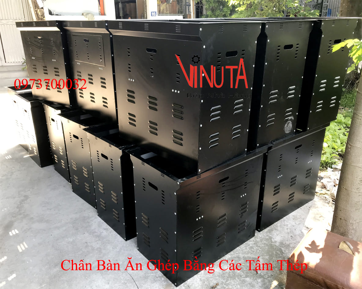 chân bàn ăn ghép bằng các tấm thép
