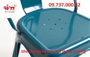 ghế sắt với bề mặt ghế thông thoáng